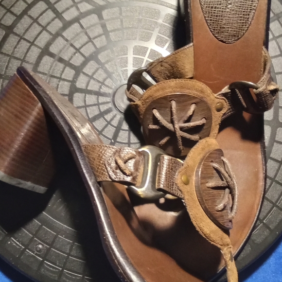 Cole Haan Brown Leather 2-1/2 Inch T-Strap Heels, Sz. 9.5B-US - Picture 6 of 8